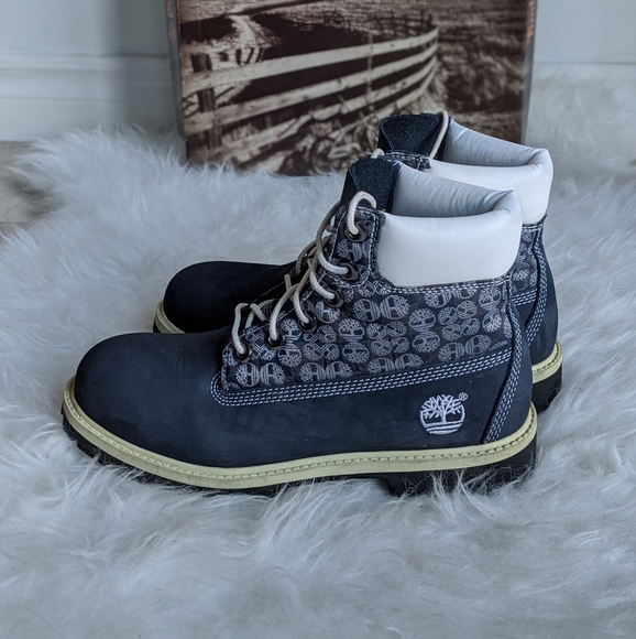 Timberland Navy and White Nubuck 6' Boots - Picture 6 of 15